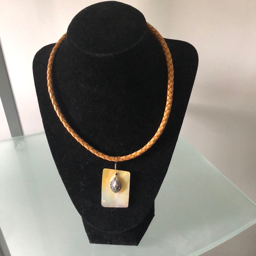 Silpada mother of pearl necklace n0958. Retired.